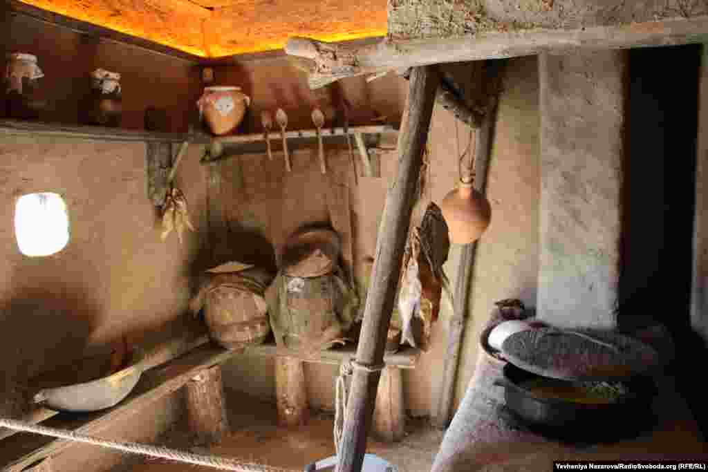 Курінь – це як військовий козацький підрозділ, так і своєрідна військова казарма, в якій жили козаки. Таке приміщення поділялося на дві частини – сіни та житлове приміщення