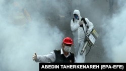 آتشنشانها خیابانهای تهرام را برای مقابله با ویروس کرونا ضدعفونی میکنند