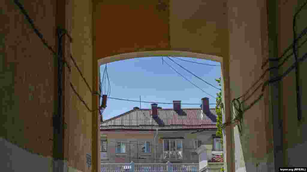 Під'їзна арка будинку №27 по вулиці Героїв Севастополя