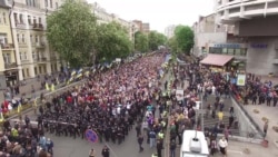 Учасники акції «Безсмертний полк» і націоналісти побилися через червоно-чорний прапор (відео) Учасники акції «Безсмертний полк» і націоналісти побилися через червоно-чорний прапор (відео)