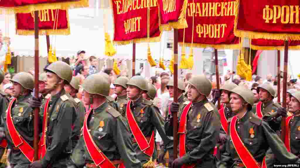Окремою колоною пройшли реконструктори і добровольці, одягнуті в форму воєнного та повоєнного періоду. Вони пронесли штандарти різних фронтів – Українського, Карельського, Ленінградського та інших