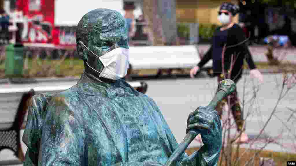 Один із ялтинських пам'ятників теж одягнений у захисну маску