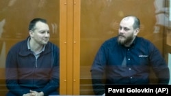 The former chief of the cybercrime department at Russia's FSB security service, Sergei Mikhailov (left), and Ruslan Stoyanov, a former employee of the cybersecurity firm Kaspersky Lab at their court hearing in Moscow on February 26.