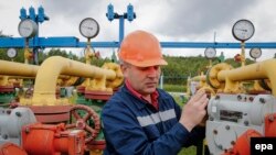 Muncitor verificând echipamente la un depozit de gaze din Slovacia. Țara central-europeană rămâne dependentă de energia importată din Rusia, mai mult decât vecinele ei din UE.