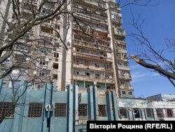 Зруйнована обстрілами багатоповерхівка в Маріуполі. Квітень 2022 року