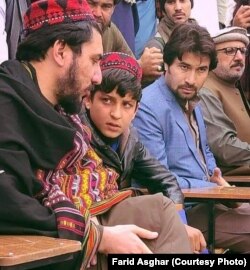 منظور پښتین (له کيڼې خوا) له ماشوم حیات خان وزیر او حیات پرېغل سره