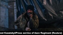 Один із поранених українських військовослужбовців на території заводу «Азовсталь» у Маріуполі, травень 2022 року