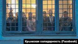 Кримські татари, затримані біля будівлі суду, у відділенні російської поліції разом із кримськими адвокатами, 2019 рік