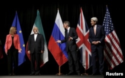 Visoki diplomati stranaka JCPOA-e pripremaju se za grupnu fotografiju nakon što su postigli važan nuklearni sporazum u Beču 14. jula 2015. godine.