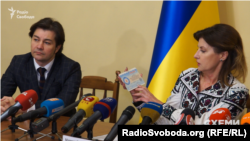 Марина Порошенко демонструє диплом мистецтвознавця