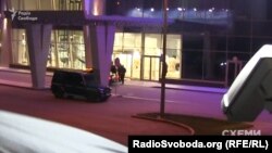 Група осіб виходить з VIP-терміналу аеропорту «Київ»