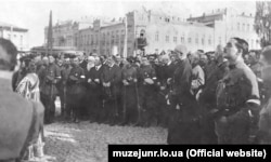 Проголошений гетьманом генерал Павло Скоропадський (в центрі у чорній черкесці) серед своїх прихильників на урочистому молебні на Софійській площі. 29 квітня 1918 року