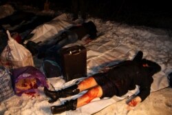 Тіла пасажирів рейсового автобусу, які були вбиті внаслідок ракетного удару російських гібридних сил. Загинуло 12 (за іншими даними 13) людей, ще 18 були поранені. Донеччина, околиця міста Волновахи, 13 січня 2015 року