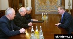 Київ, 9 лютого 2001 року. Президент України Леонід Кучма під час зустрічі з колишніми керівниками українського уряду попередніх років. На фото ліворуч: Віталій Масол, Олександр Ляшко, Вітольд Фокін
