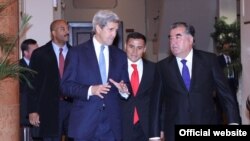 Ҷон Керрӣ бо раиси ҷумҳури Тоҷикистон Эмомалӣ Раҳмон