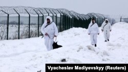 Українські прикордонники патрулюють ділянку вздовж українсько-російського кордону в Харківській області, 16 лютого 2022 року