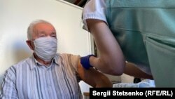 Щеплення вакциною від Pfizer відбувається у два етапи. За тиждень Радован мусить прийти в лікарню за ще одним уколом
