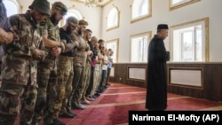 Колишній муфтій Духовного управління мусульман України «Умма» Саід Ісмагілов (праворуч) під час молитви в перший день Курбан-байрам разом із воїнами-мусульманами, які воюють за Україну у війні з Росією. Мечеть у Костянтинівці, що на Донеччині, 9 липня 2022 року