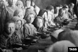 Copii hrăniți într-o sală de mese din Pokrovsk (acum Engels) din regiunea Samara.