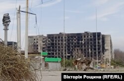 Спалена багатоповерхівка Маріуполя. Квітень 2022 року