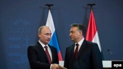 Прем'єр-міністр Угорщини Віктор Орбан (праворуч) з президентом Росії Володимиром Путіним після завершення їхньої спільної пресконференції в будівлі парламенту в Будапешті, 17 лютого 2015 року