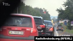 За кілька кілометрів на узбіччі лісу на цей кортеж уже чекав позашляховик