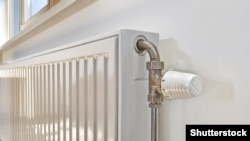 По информации активиста, особенно острая ситуация в крымской столице, где отопление обещали подать во все многоквартирные дома с 20 октября