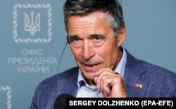 Колишній генеральний секретар НАТО Андерс Фог Расмуссен під час візиту до Еиєва. 13 вересня 2022 року