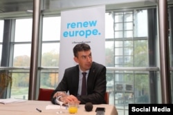 Dragos Tudorache face parte din grupul Renew Europe.