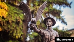 Памятник скауту. Украина