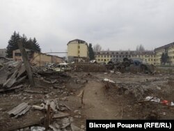 Розбомблена академія поліції в Маріуполі. Квітень 2022 року