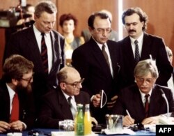 Міністри країн Варшавського договору 25 лютого 1991 року в Будапешті підписують документ про розпуск військових структур організації, що передувало формальній процедурі припинення існування ОВД (відбулася 1 липня 1991 року)