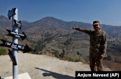 Пакистанський офіцер біля прикордонного блокпоста в контрольованій Пакистаном частині Кашміру, 28 квітня 2025 року