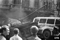 Радянський танк проривається крізь барикади, влаштовані жителями Праги. 21 серпня 1968 року