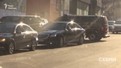 Пізніше «Схеми» помітили, що кортеж президента вже виїхав із торговельного центру, перетнувши подвійну суцільну лінію