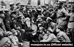 І на Кубані, і в столиці України тоді особливо шанували бандуристів. Січові стрільці слухають кобзаря в Києві на вулиці Львівській, 24. Фотографія 1918 року