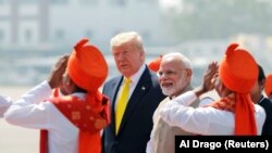 Президент США Дональд Трамп (слева) встречается с премьер-министром Индии Нарендрой Моди по прибытии в международный аэропорт Сардар Валлабхай Патель в Ахмедабаде, Индия, 24 февраля 2020 года