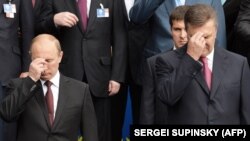 ვლადიმირ პუტინი (მარცხენა) და ვიქტორ იანუკოვიჩი