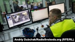 Працівник ЧАЕС за пультом управління кранами конфаменту