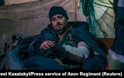 Один із поранених українських військовослужбовців на території заводу «Азовсталь» у Маріуполі, травень 2022 року