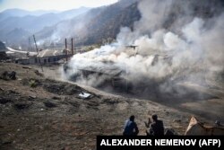 Етнічні вірмени спостерігають як пожежа знищує будинки в селі Чаректар в Нагірному Карабасі. Війна 2020 року (архівне фото)