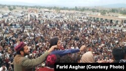 د پښتون ژغورنې غورځنګ جرګې ته سلګونه کسان ورغلي ول