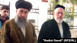 Ҳоҷӣ Акбари Тӯраҷонзода(аз рост) бо бародараш Эшони Нуриддинҷон