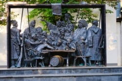 Кубань. Скульптурна композиція в місті Краснодарі за мотивами картини художника Іллі Рєпіна (Ріпина) «Запорожці», яка включає в себе 15 бронзових українських козаків