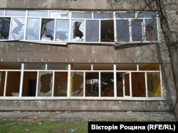 Зруйнована обстрілами школа в Маріуполі. Квітень 2022 року