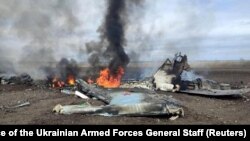 Остатки сбитого в Харьковской области российского боевого самолета Су-35. Это фото обнародовал 3 апреля 2022 года Генштаб ВСУ