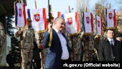 Российский глава Крыма Сергей Аксенов с представителями «самобороны Крыма»