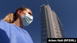 Medicinska sestra protestuje ispred Vlade Kosova. Fotografija iz arhive.