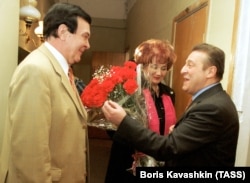 Муслим Магомаев, оперная певица Тамара Синявская и Геннадий Хазанов на 55-летии последнего, 2 декабря 2000 года