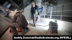 Робітники станції шліфують стики бетонних опор нового конфайнменту. Хоча пилюки багато, але рівень її радіоактивності та зовнішнього фону досить невеликий, що дозволяє працювати без шкоди для здоров'я